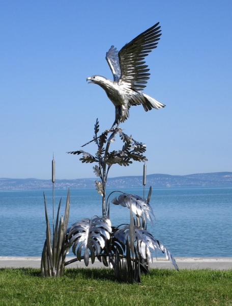 Eagle on tree Garden park artwork